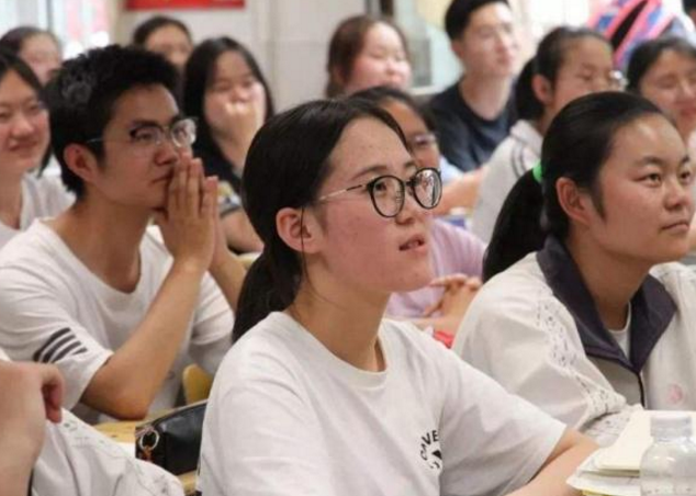 打地铺的注意事项，楼上打地铺可以吗（哈工大学生在行政楼前打地铺）