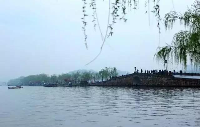 山外青山楼外楼的下一句，春风又绿江南岸的下一句（名师解读丨林升《题临安邸》）