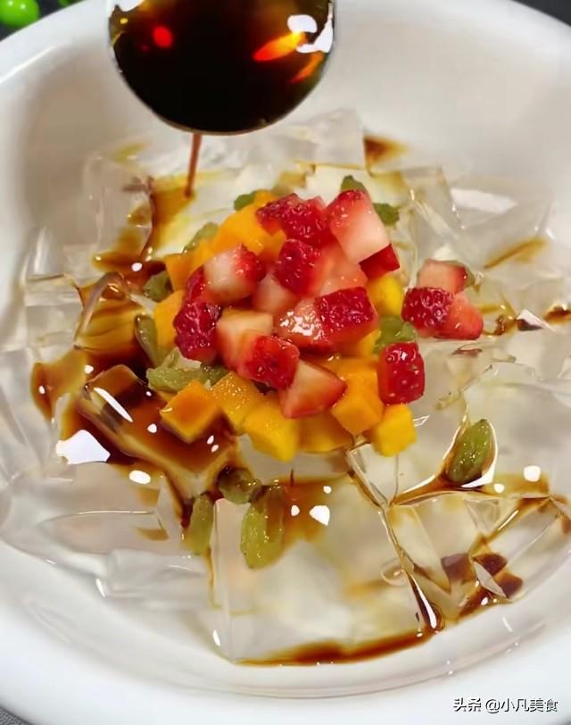 白凉粉是什么做的，白凉粉是什么东西做的（有一种美食叫做白凉粉、晶莹透彻）