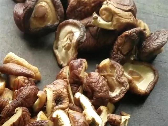 小鸡炖香菇怎么做呀，小鸡炖香菇怎么做好吃窍门（香气扑鼻的香菇炖鸡）