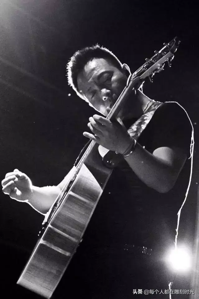 许巍 时光 歌词，许巍的时光歌词（《星空》——许巍唱出了对秋天的情有独钟）