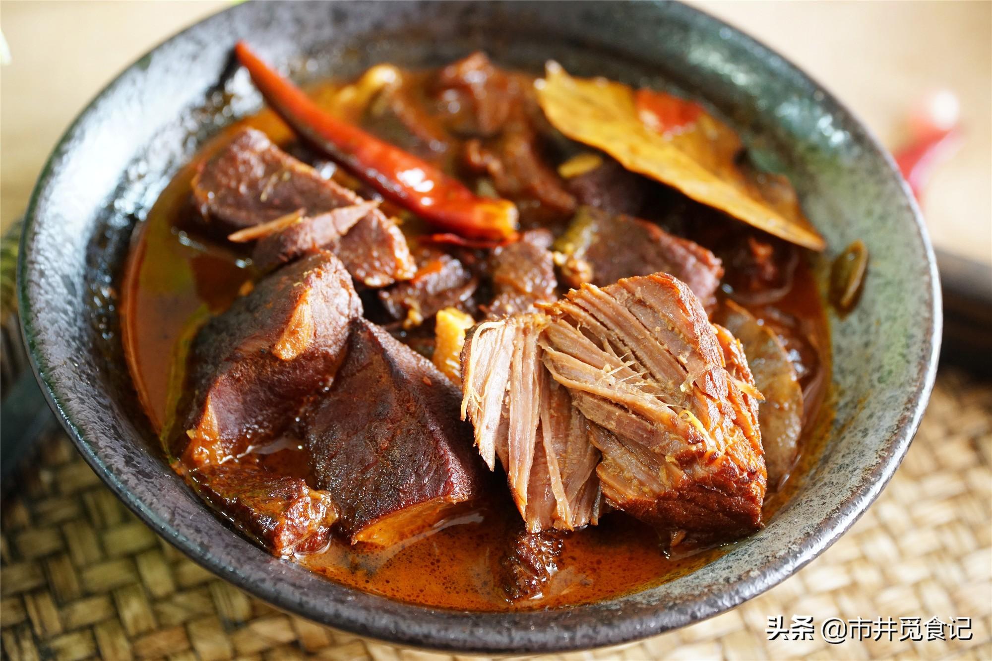 食材:牛肉一斤半(牛霖肉),小葱1根,姜一块,蒜3瓣,香叶5片,桂皮1块