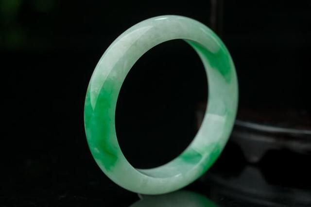 戴玉镯有什么好处，戴玉镯子的好处有哪些（戴玉镯的好处和禁忌大盘点）