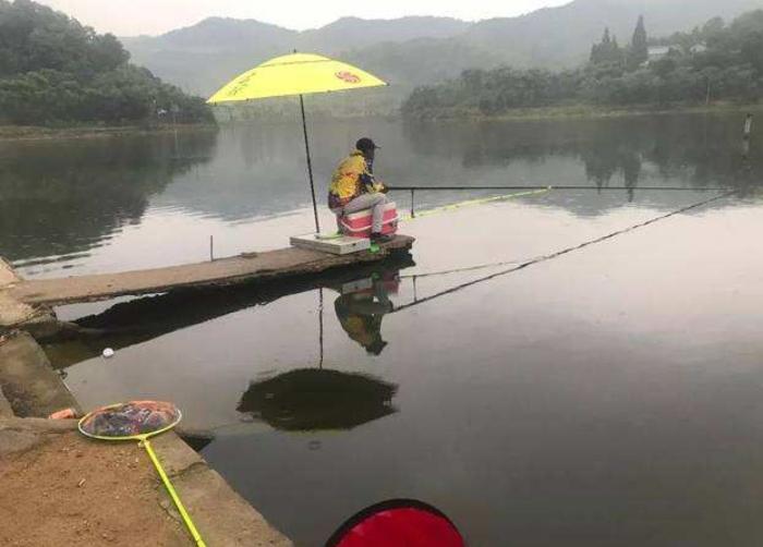 大雪将至雨中垂钓有诀窍：选深水避风处，饵料浓香诱鱼快，静守耐心是关键
