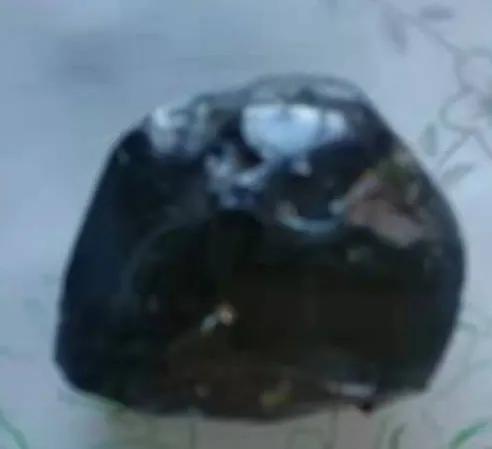 浅绿色石头有磁性是什么石头，玻璃陨石珍品赏析