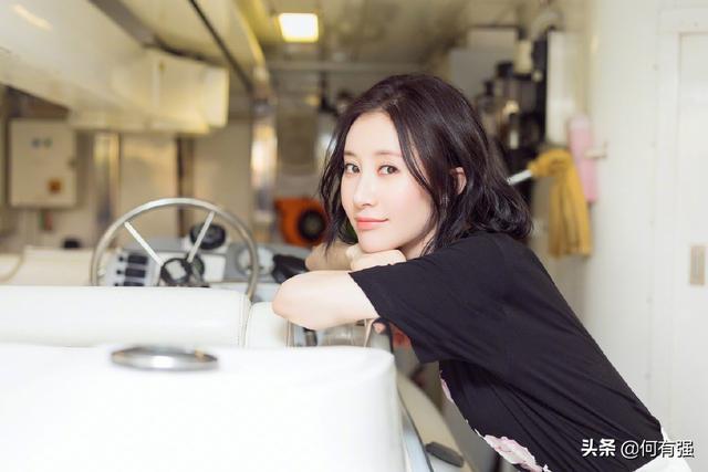 舒畅的穿搭却越来越惊艳了，舒畅近照穿紧身基础装秀出好身材