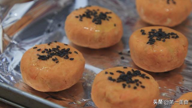 红薯饼的家常做法，做红薯饼的方法简单又好吃（红薯饼怎样做才能软糯可口香甜拉丝）