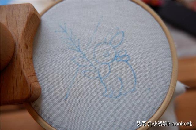 教你怎样用手帕折出只萌兔子，用手帕折小兔子（那就一起来刺绣一只软萌小兔子吧）