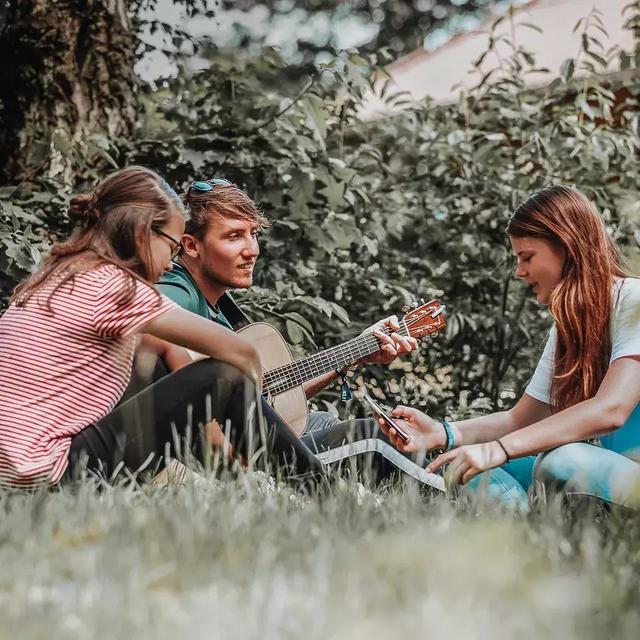 吉他左手正确姿势，如何练习左手（吉他左手按弦技巧，练习方法）