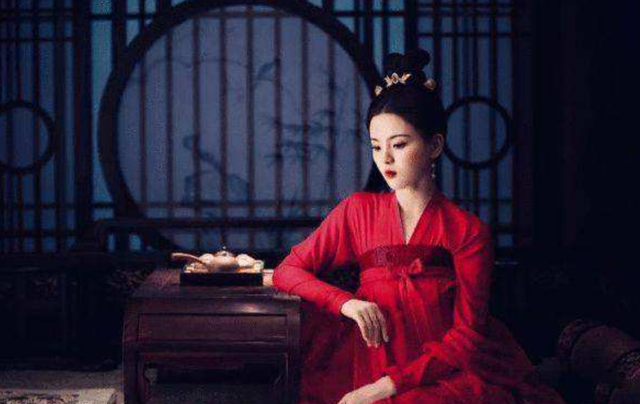 杨超越电视剧剧名，杨超越新剧名字（杨超越新剧《神医凰后》确认改名）