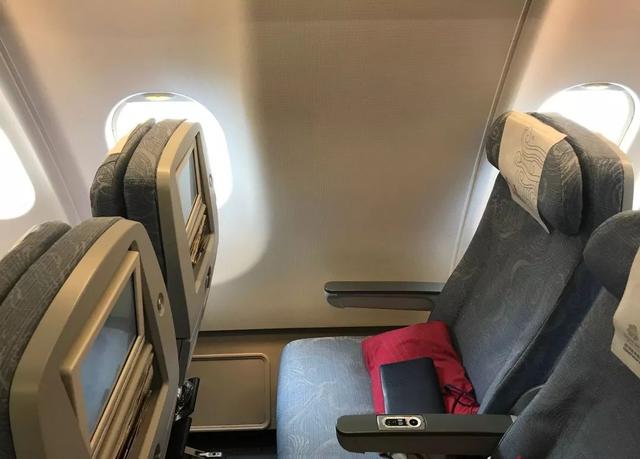 网上值机选座位，在自助机上怎样选择飞机座位（手把手教你值机选座如何才能完美地避开面壁座位）