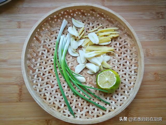 烤鸡用烤箱怎么烤 烤箱烤鸡的制作方法，烤鸡用烤箱怎么烤（儿子说烤一个不够解馋）