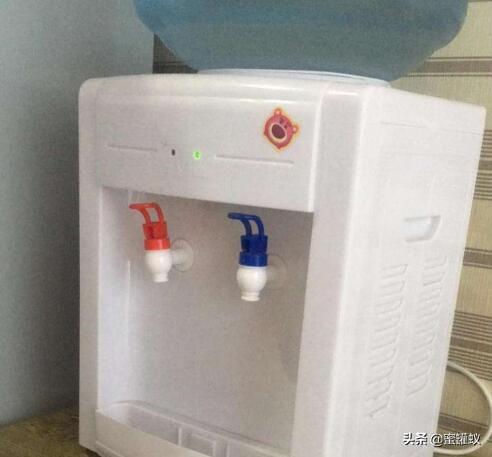 饮水机的热水是多少度，饮水机的热水是多少度烫到嘴（饮水机里面的水能烧开吗）