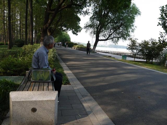 尾龙骨痛是怎么回事，为什么尾龙骨痛（上班族为什么容易患坐骨神经痛）