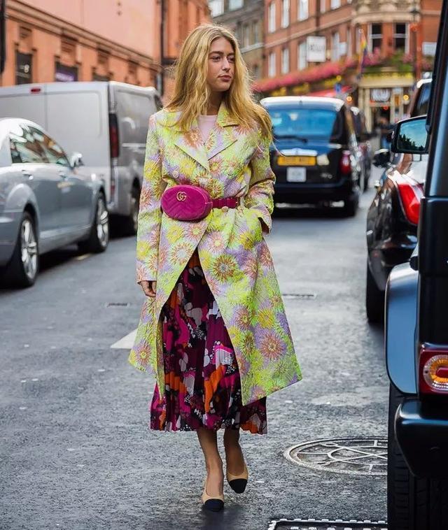 玫红色加什么颜色可调出大红色，玫红色加什么色（试试显白减龄的“玫红色”）