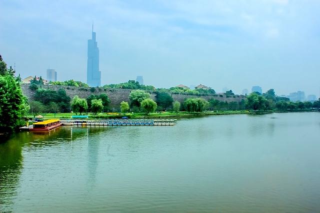 南京玄武湖有几个门，南京玄武湖有什么（如今游人如织的玄武湖）