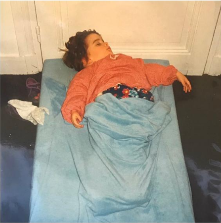 赫敏扮演者，哈利波特赫敏扮演者（9岁火遍全球17岁身价8800万）