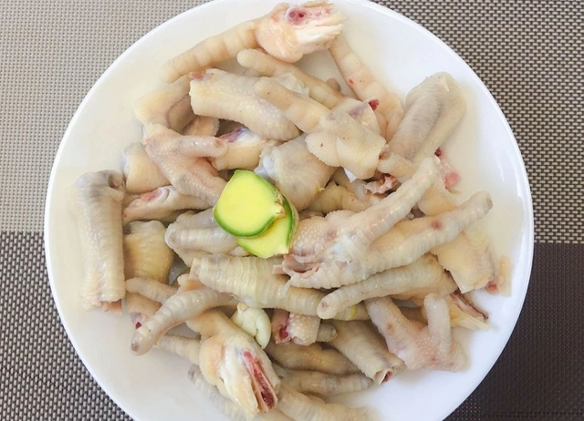 酱猪爪子怎么做，酱猪爪用什么酱（大叔教你酱凤爪）