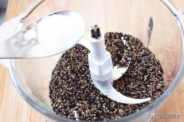 黑芝麻怎么炒熟，黑芝麻怎样算炒熟了（把黑芝麻和白芝麻下锅炒一炒）