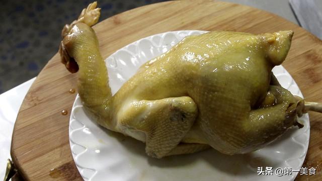 白斩鸡的制作方法和配料，白斩鸡的做法和配料（一定不能直接下锅煮）
