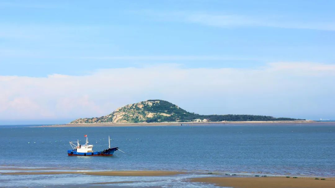 大坠岛是泉州湾入海口一海上独立小岛因形似青蛙大腿当地方言"腿"与"