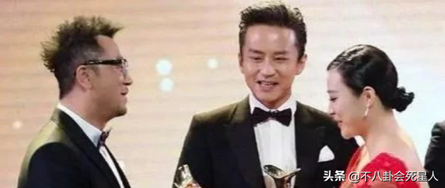 angelababy邓伦，邓伦ANGELABABY实锤了吗（邓伦偷看金晨引起争议）