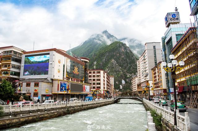 康定海拔多少米，新都桥海拔是多少米（当地人连风扇都很少开）