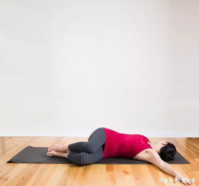 在床上可以做的瑜伽有哪些，在床上可以做的瑜伽有哪些运动（适合在床上做的9个瑜伽体式）