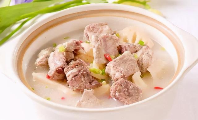 湖藕怎么做炖得烂 藕炖排骨什么时候放藕，湖藕怎么做炖得烂（炖好的汤汁不发黑）