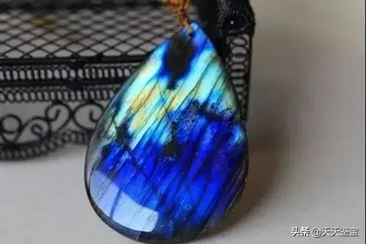 正长石和斜长石的主要区别，正长石化学式（长石族——一个庞大的宝石家族）