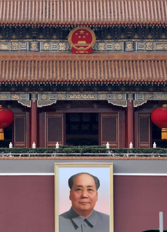 红旗带国徽车标的是哪款，红旗带国徽车标越野的是哪款（天安门城楼挂上新国徽）