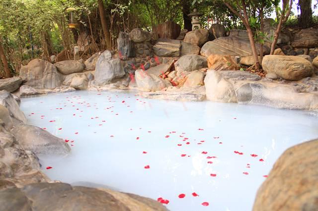 弥勒温泉水质酸性还是碱性的,泡温泉是酸性还是碱性(这里藏了一个云南