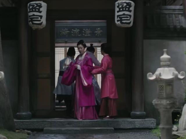 红灯笼不能随便挂，红灯笼不能随便挂有什么说法吗（《知否》：各家门前挂的灯笼）