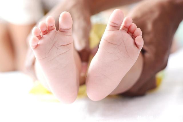 新生儿需要穿袜子吗夏天，婴儿要不要穿袜子夏天（宝宝在夏季是否穿袜子）