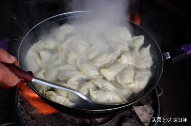 如何做手工鲜水饺，如何做手工鲜水饺窍门（饺子别直接冷冻）
