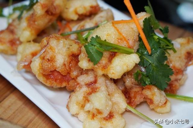 东北特色菜之铁锅炖大鱼，看着土气吃后服气的东北铁锅炖大鱼