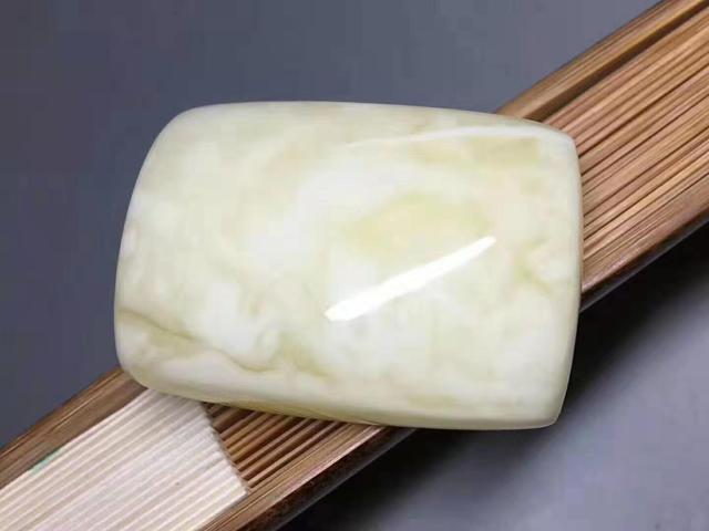 如何鉴定真假蜜蜡的鉴别方法图解，常见的几种辨别真假蜜蜡的方法