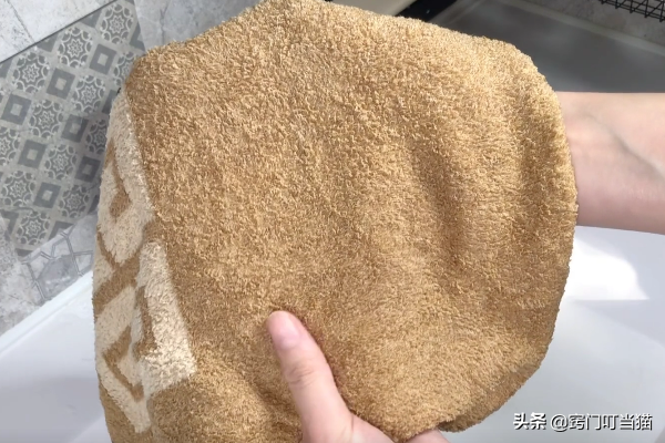 毛巾怎么洗又干净又软去味，生活小妙招毛巾怎么洗又干净又软（毛巾用久了油腻发黄有异味）