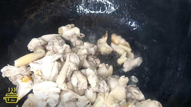 红烧鸡腿的简单做法，怎么做红烧鸡腿（教你做正确红烧鸡腿肉的做法）