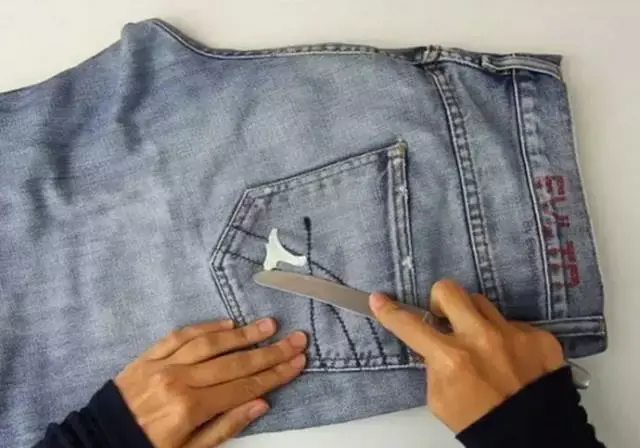 裤子起球怎么快速去掉，衣服起毛用什么办法把它去掉（裤子不合身……教你一招）