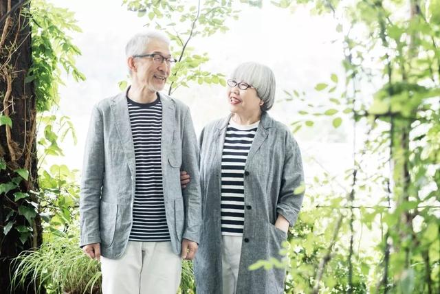 两人相爱到老的网名，相约到老的超霸气情侣网名：冇沵巳足够╭ | 莫名的想念╭微信昵称（牵手看展览吃大餐）