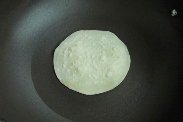 薄到透光烤鸭卷饼的做法，十一小长假必吃的烤鸭卷饼