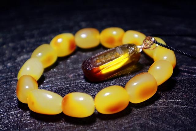 蜜蜡怎么鉴别，鸡油蜜蜡怎么鉴别（鉴别蜜蜡真假的10种方法）