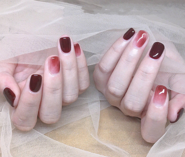 秋天指甲做什么颜色显白，适合冬天显白的指甲颜色（难怪女星大咖们都超爱）