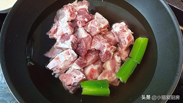 怎样煲萝卜猪骨汤，怎样煲萝卜猪骨汤好喝（过年后试一试这道“骨头萝卜汤”）