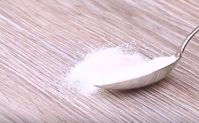 如何卸指甲油，指甲油怎么涂好看（不小心倒在地板上的指甲油）