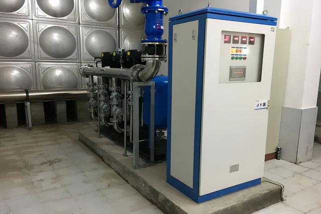 小区二次供水设备，高层住宅的二次供水是什么（居民小区二次供水设备老旧存隐患）