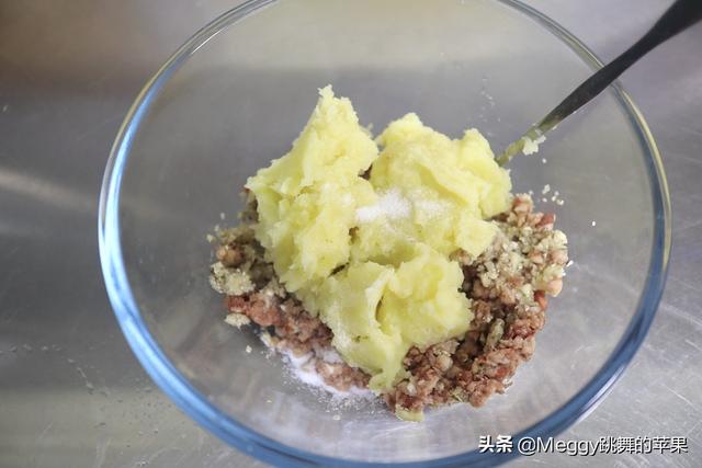 家常牛肉饼怎么做，家常牛肉饼怎么做视频（牛肉土豆别再傻傻红烧了）