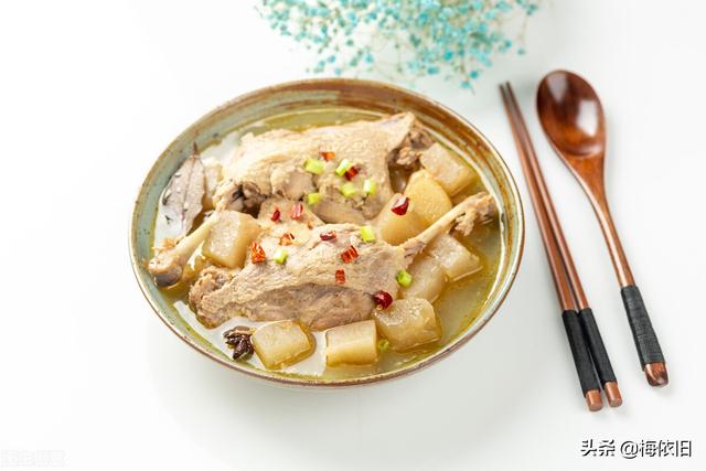 清炖鸭汤，清炖鸭汤怎么做好吃（加3样”的窍门）