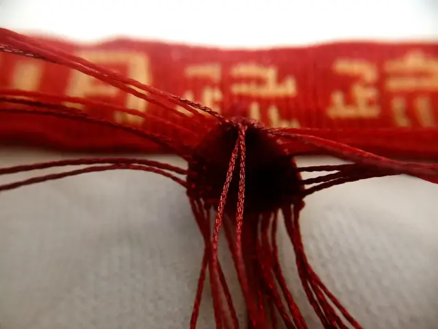 手工粽子怎么做简单又漂亮，手工五彩粽子制作方法（精致小巧的4角粽子）